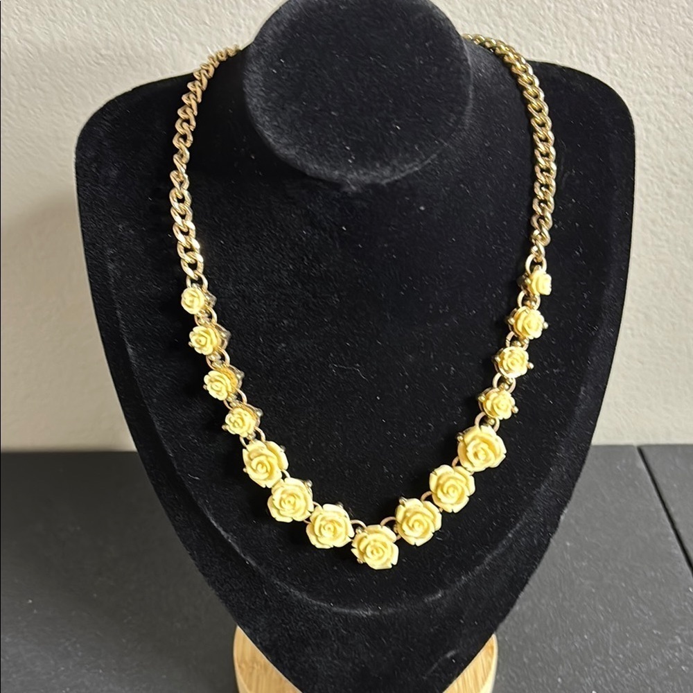Vintage Carved Roses Elegant Gold Tone Rose Necklace​ - Picture 1 of 7